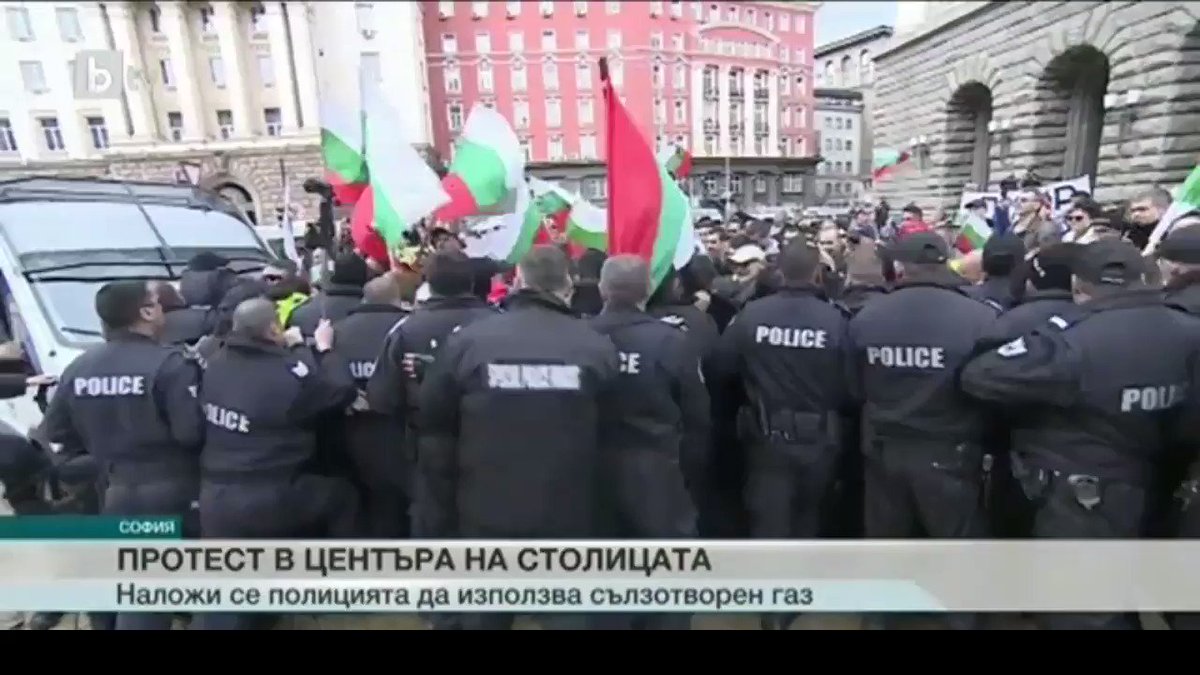 Bulgarian policemen pepper-sprayed themselves during a protest rally in #Sofia
https://on.rt.com/9qel