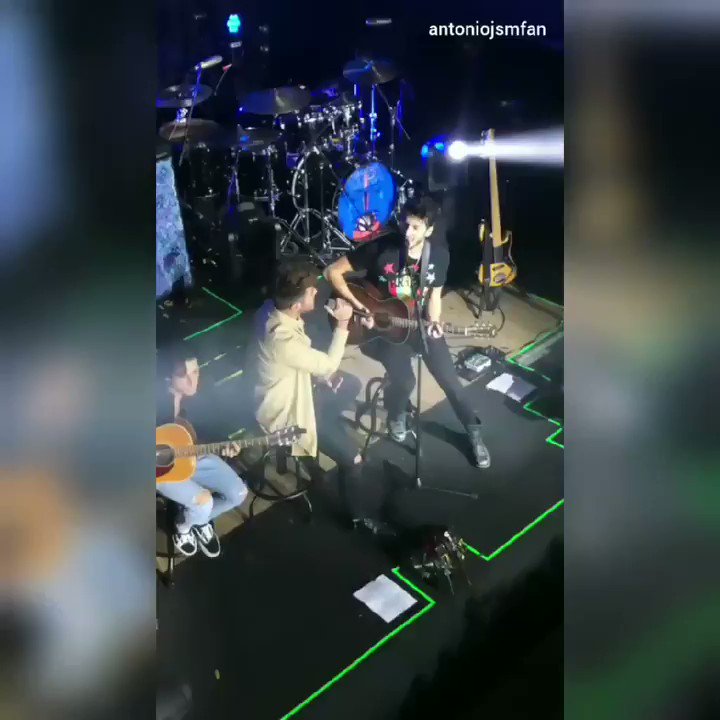 . @AntonioJSMazuec y @SebastianYatra 💛💛
Vídeo grabado por @martamarchena3
#antoniojose #sebastianyatra