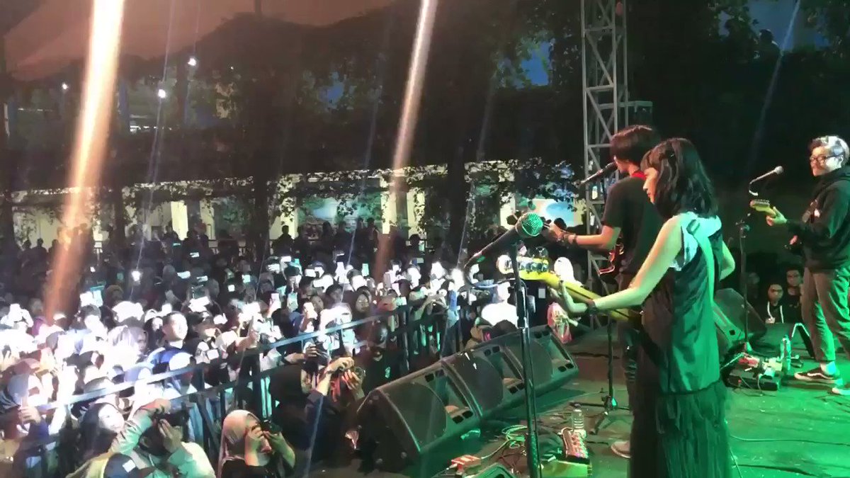 “Kau ingin kaya, tapi kubilang bahagia tidak selalu tentang harta”
.
Akhirnya bisa membawakan “Bukan Lagu Valentine” bareng model videoklipnya, @FitryWulantariC, yang sebenarnya merupakan seorang pemain bass. Terima kasih, Bandung!