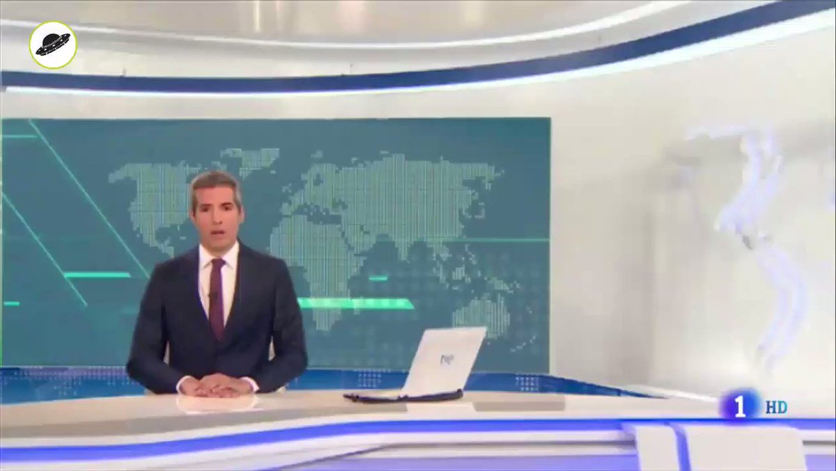 📺 Así ha informado el @telediario_tve de la inteligencia artificial. El plató y el vestuario de Oriol Nolis han cambiado de color y forma 🔽