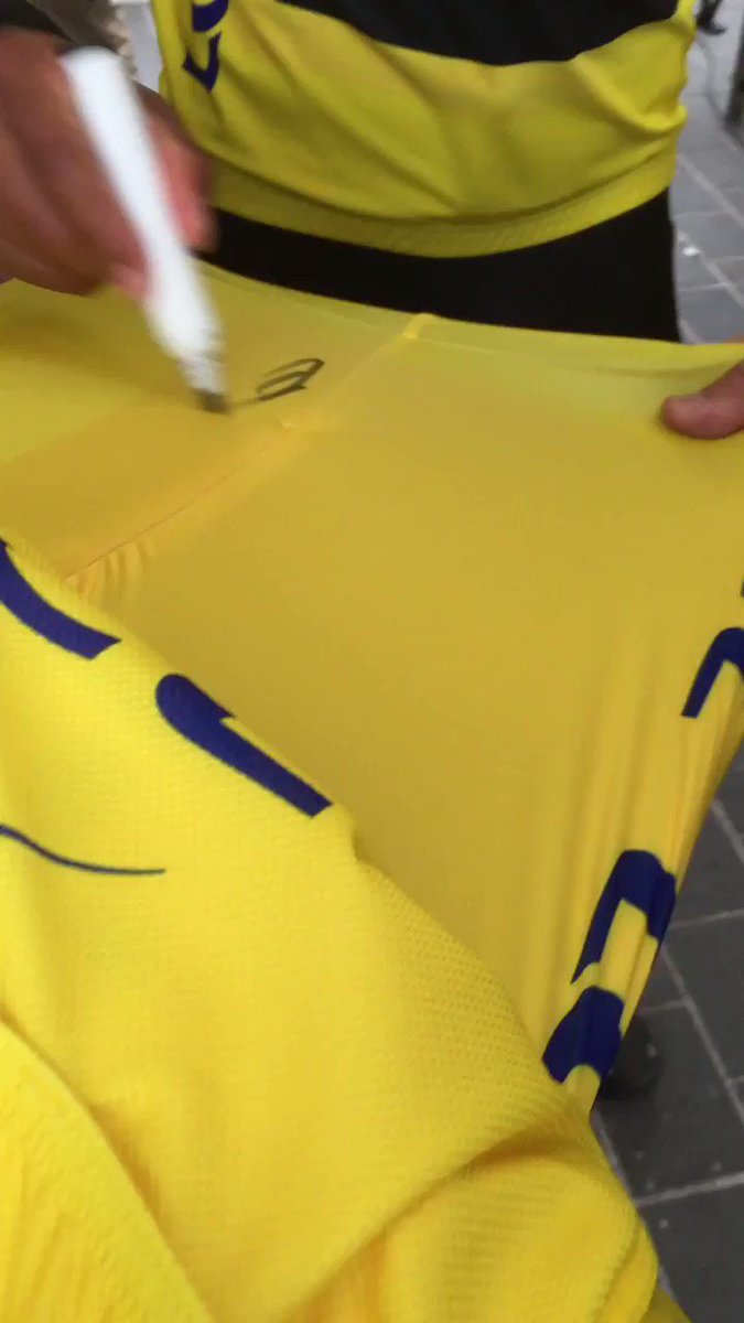 Paris-Nice 2019 est terminé... Pour gagner le #MaillotJauneLCL signé par @Eganbernal , c’est simple: RT ce tweet !