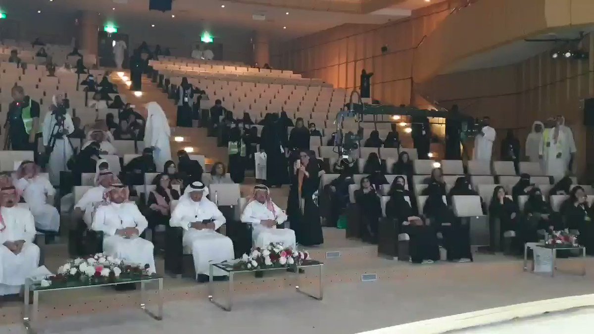 الآن في الأمسية الشعرية بمعرض الرياض الدولي للكتاب.
معي الشعراء:
جاسم الصحيّح
إبراهيم بوهندي
محمد بن جبر الحربي
بإدارة د. إبراهيم نجم
😊💐