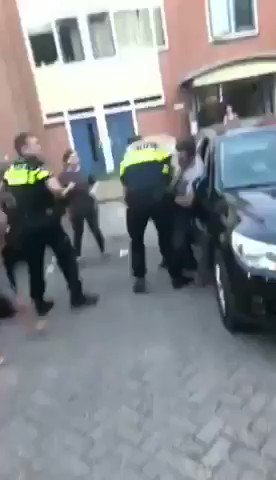 Marokkaner greifen in Holland Polizisten an, und verbreiten das stolz im Internet. Da wird es keine Integration geben. Die Integration des Islams hat noch in keinem europäischen Land funktioniert.
