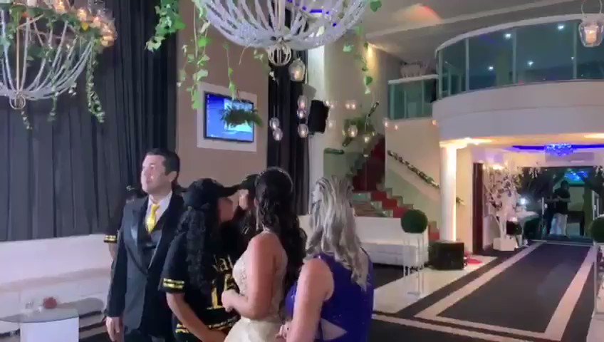 Piei de surpresa nos 15 anos de uma fã ontem... Dia muito gratificante pra mim 💙
Nois quebra tudo em qualquer lugar!! Hahaha
#XVdaNati