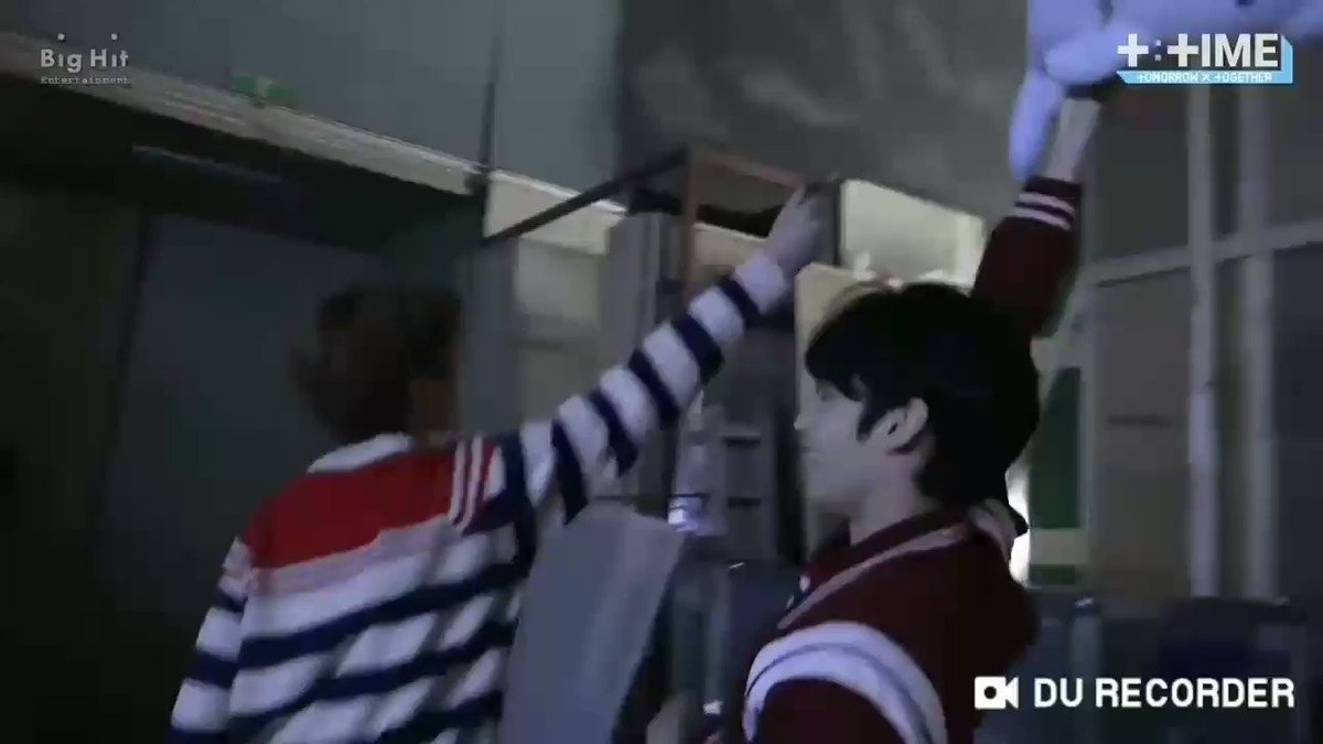 นุ้งบอมน่ารักมากกก ซนดีจังเลยหนู หนิงไคดูโตกว่าบอมอีกกกก😂😂😂
#TXT #TOMORROW_X_TOGETHER