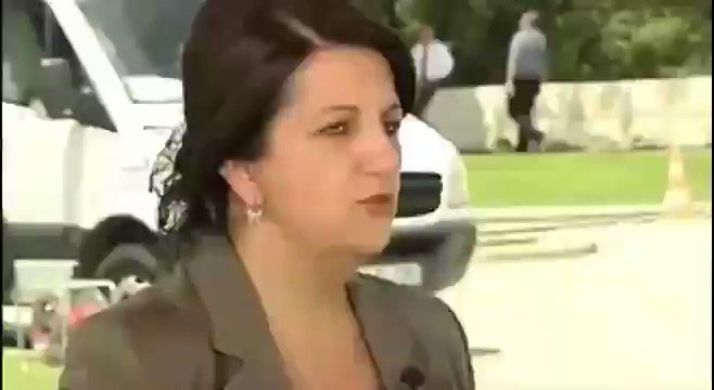 “PKK bir terör örgütü değildir bunu Sayın Bahçeli de bilmeli artık.” diyen HDP EşBaşkanı Pervin Buldan şuan ilçe ilçe İstabul’da gezip “Ekrem İmamoğlu’na oy istiyor.”