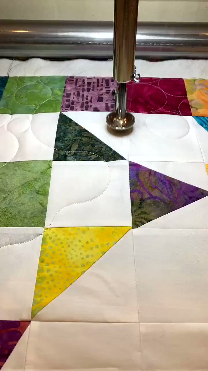 Watching bubbles appear on this quilt top is mesmerizing! #edgetoedgequilting #quiltersoftwittwer #auraquilt