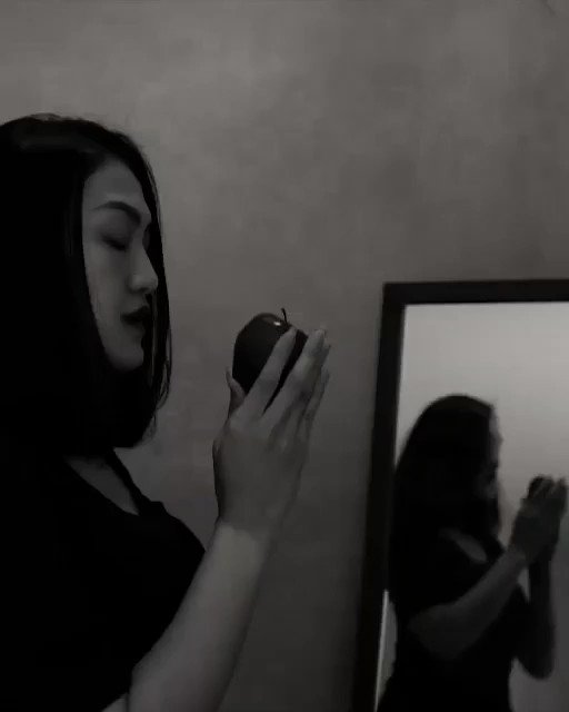 Salah satu teknisi band saya, Mas Sugih Sumawilaga, rilis lagu berjudul “Ingar Bingar”. Ketika saya cek video klip-nya, ternyata berisi curhatan dari beberapa musikus perihal keresahan skena musik di negeri ini. Barangkali mau mengecek, silakan klik https://youtu.be/DR_I3crROdY