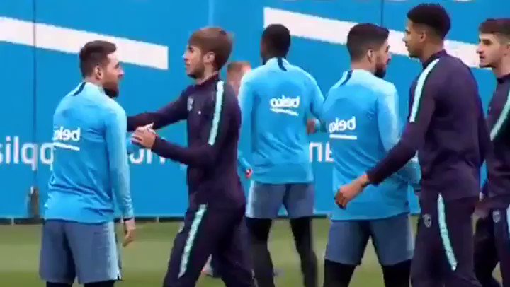 Jugar un rondo con el mejor jugador de la historia a tu lado @leomessi 😍⚽️ #AlejandroMarques sigue sumando experiencia con la 1era plantilla del #FCBarcelona, imágenes de uno de los entrenamientos en los que fue invitado durante este mes de marzo 🔴🔵 #VenEx #FCBMasia #messi