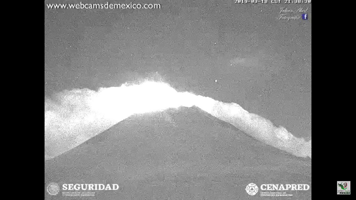Video de la fuerte explosión del #Popocatépetl de las 21:38 h.Fragmentos incandescentes a más de 2 km del cráter; por eso es muy importante respetar el radio de seguridad de 12 km.
