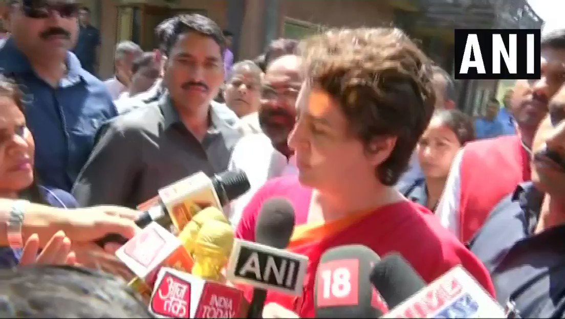 योगी सरकार के 2 साल पूरे होने पर भदोही में कांग्रेस की महासचिव यूपी-पूर्व प्रियंका गांधी वाड्रा कहती हैं, 'रिपोर्ट कार्ड, पदोन्नति, यह सब अच्छा लगता है, लेकिन जमीन पर कुछ भी नहीं है, मैं लोगों से रोज मिल रही हूं, सभी लोग संकट में हैं। @priyankagandhi