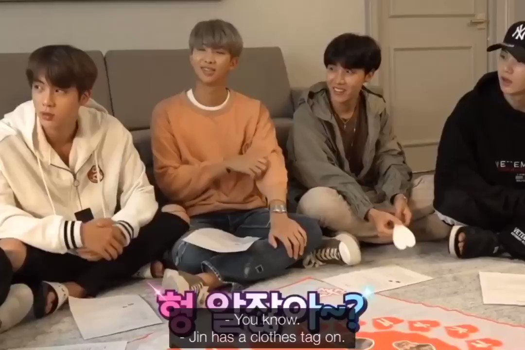Emang disengaja dibiarin beegelantung dong label harga nya 😂
Dan Yoongi notice walaupun itu bukan kali pertama Seokjin biarin label harga nya 😂🤣🤣
Cr jinepiphany💦
@BTS_twt