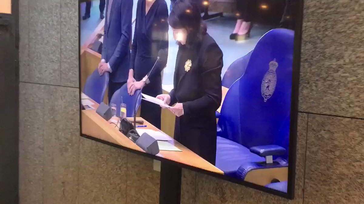 Opmerkelijk beeld bij de plenaire zaal bij de Tweede Kamer. Terwijl Voorzitter @khadijaArib bezig is met de herdenking #Utrecht komt @thierrybaudet te laat aanlopen en neemt vervolgens de tijd voor de pers.