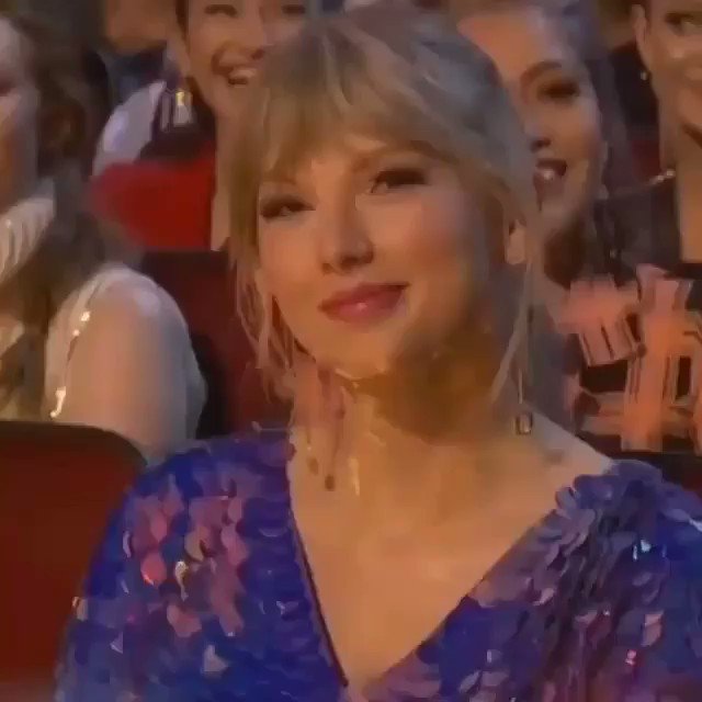 "Delicate" se tornou o maior hit feminino da década nas rádios Adult Contemporary, da Billboard. Essa já é a terceira música de Taylor Swift a passar 1 ANO inteiro charteando. (52 semanas)