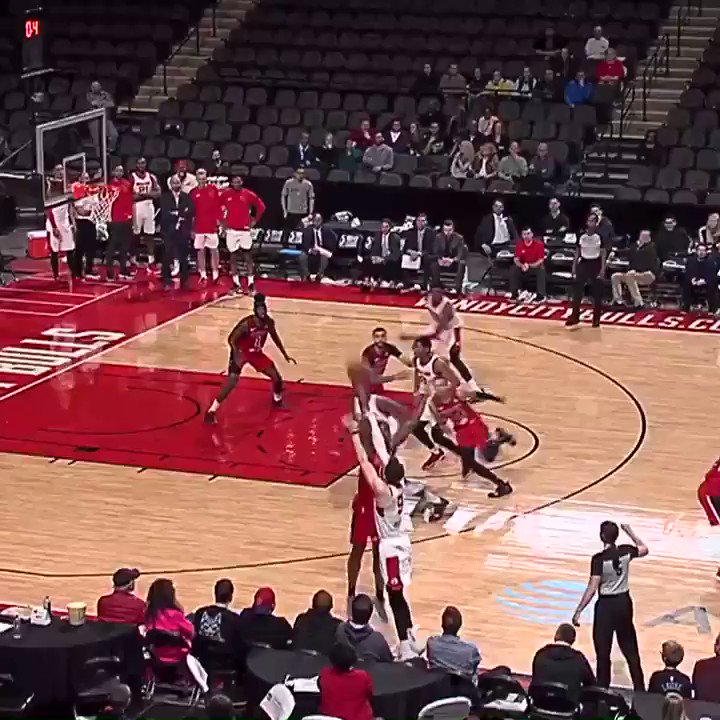 The @Celtics connection... FOR THE TIE! 🍀🦞
RJ Hunter on the alley, @Rob_WilliamsIII on the oop.
Was the @MaineRedClaws' out-of-bounds play the #GLeagueTopPlay of the Year?? 🤔