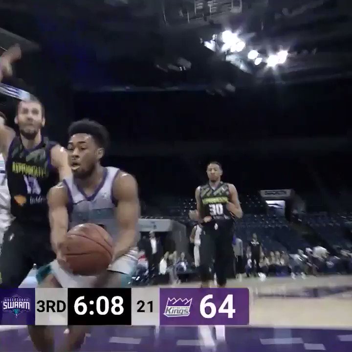 "ARE YOU KIDDING ME?? THE PLAY OF THE YEAR!"
Save on one end ➡️ over-the-head pass ➡️ alley-oop on the other end 😱
The announcer called this @GreensboroSwarm connection the #GLeagueTopPlay of the Year. Do you agree?