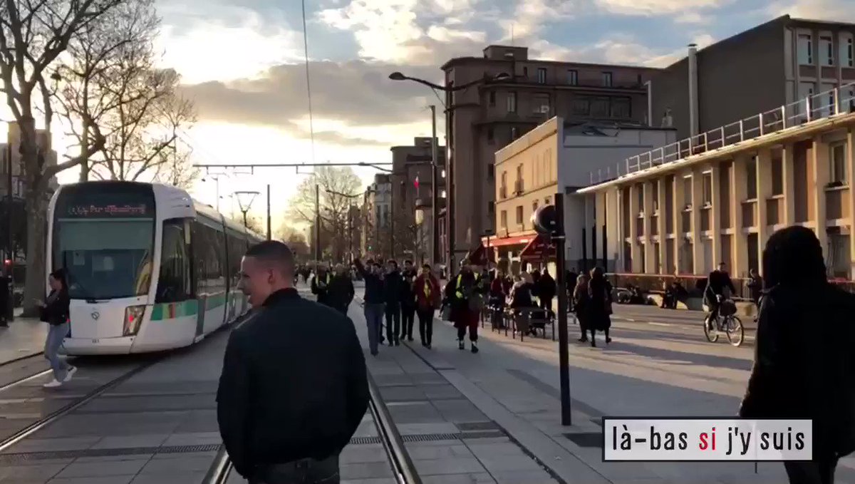 Une manifestation #Acte18 bis est organisée ce soir à la porte de Vincennes à l’initiative des #GiletJaunes de Paris et banlieue, qui commencent à se rassembler pour se rendre vers la place des Fêtes. @T_Bouhafs