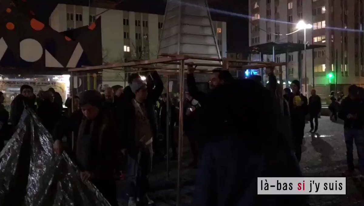 Et comme promis, reconstruction de la cabane #GiletsJaunes de la place des Fêtes à Paris ! @T_Bouhafs