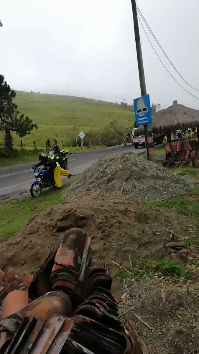 #Indígenas y campesinos de la minga social en el #Cauca, #Colombia, denuncian represión con armas de fuego. Reportan varios heridos.
