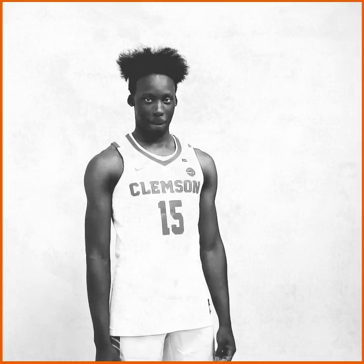 HELLO...NEWMAN. Goodbye 🏀🙅♂️
John Newman III sends a Raider shot attempt out of bounds. Media timeout with 15:56 left in the first.
#ClemsonGRIT