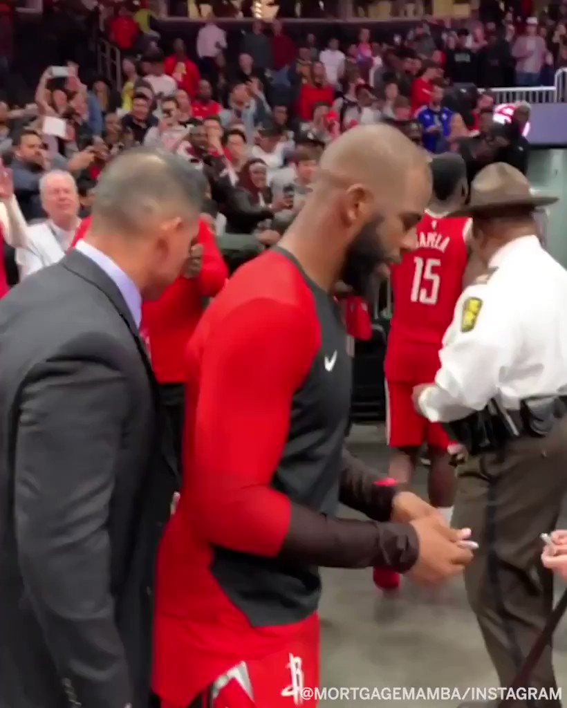 .@CP3 definitely made this little Rockets fan's night 🤗 (MortgageMamba/Instagram)