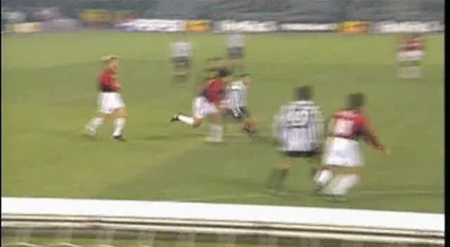 Del Piero vs Ayala.
(se Alex avesse angolato un pΓ² meglio la conclusione...)
