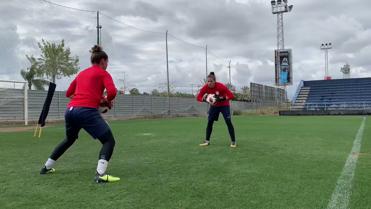 MCFFTV| ¡Trabajo en equipo! 😼💪
✋⚽️🤚 @Chelssea_Ash_5 @AlbaHoyas13
#Entrenamiento #VamosMálaga