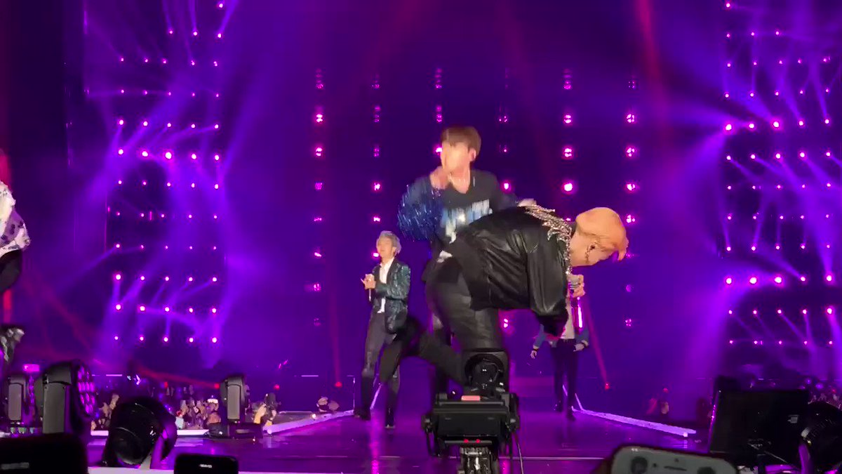 Everyone going hard af during Baepsae and Taehyung justskskdndn
