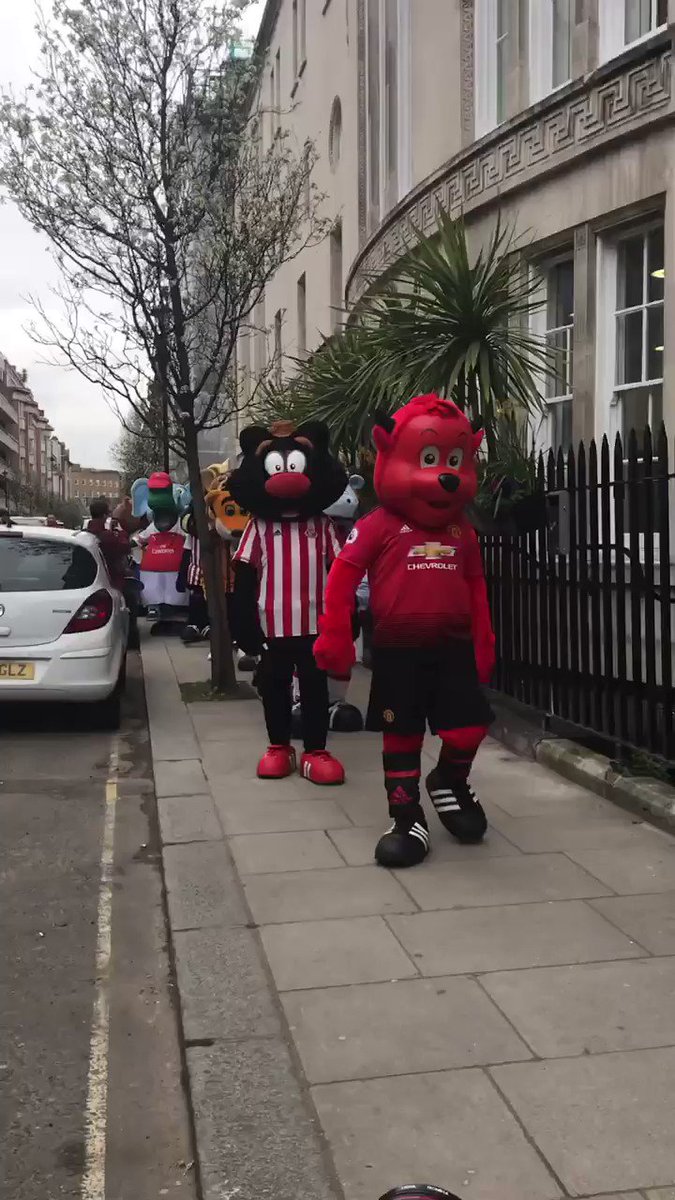 Hoy había reunión de mascotas de la Premier League. La escena es un tanto surrealista. 😅😂