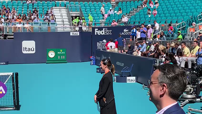 . @rogerfederer también dice presente en la ceremonia de inauguración 😉#MiamiOpen