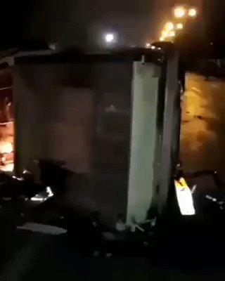 دزفول، اندیمشک: به آتش کشیدن خودروی نیروی انتظامی توسط مردم
🎉
سال نو مبارک😁
🎉
بهترین عیدی که میشد لحظه تحویل سال بگیریم همین بود
#نوروز
