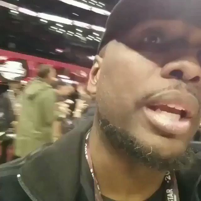 Bless up to one if the greatest filmakers and social justice our pioneers of the modern era @officialspikelee who turns 62 today.
.
.
(But if you #swipeleft to #nbaallstarweekendTO You can see that Im not mad at a #spikelee #photobomb 😆)
#SpikeLeeJoints
#dotherightthing