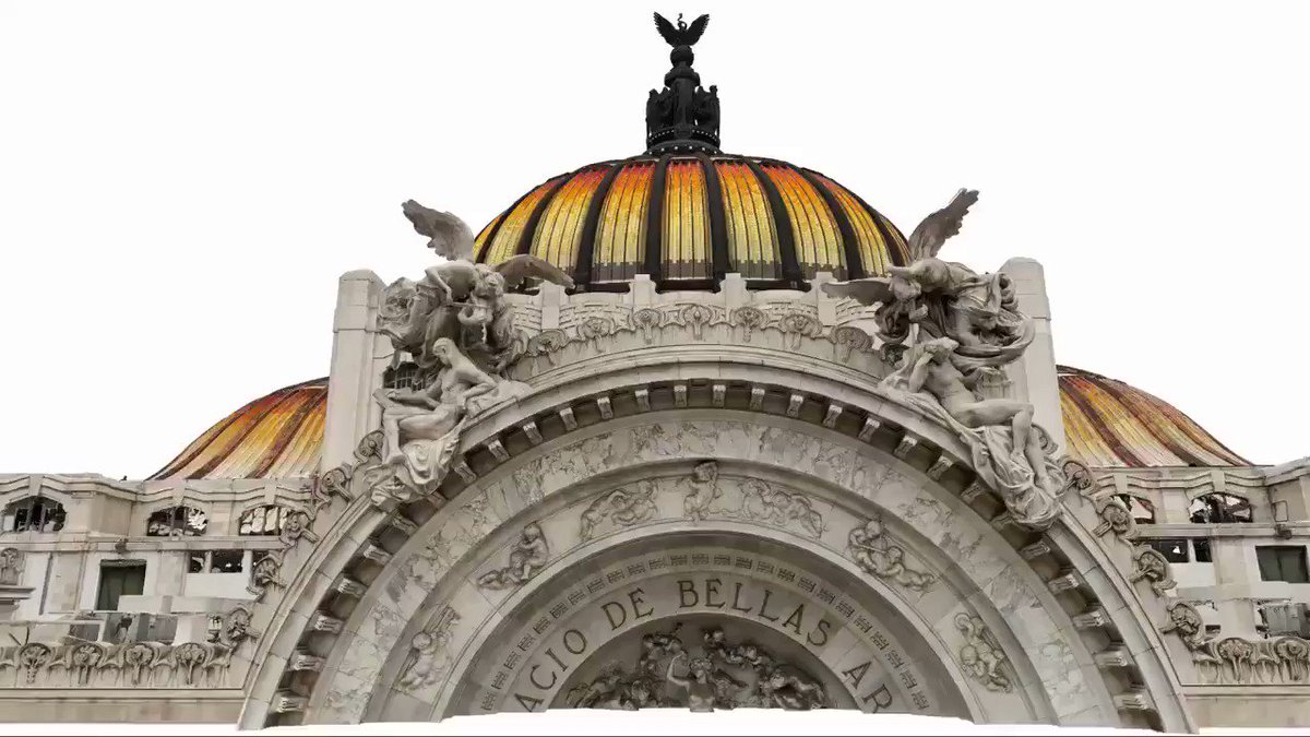 #ElDato:el Palacio de Bellas Artes tiene 53 m de altura. Para elaborar su fachada se utilizó el mármol más “fino” del mundo, el procedente de Carrara. Su sala principal puede alojar 1,677 personas y cuenta con un “telón”de cristal cortado hecho por Tiffany Co. de 24 ton.Via Cyark