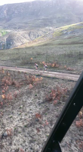 (VIDEO) @AnnikaLangvad and @AnnavdBreggen of Investec-songo-Specialized keeping it ticking over. #EpicWomen