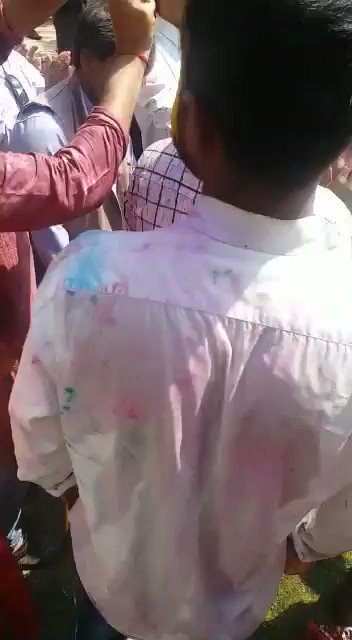 मैं कैसा सीधा-सादा, मैं कैसा भोला-भाला ,
जाने कौन घड़ी में पड़ गया पढ़े-लिखों से पाला ?
#Holi2K19 😂😂😜🙏