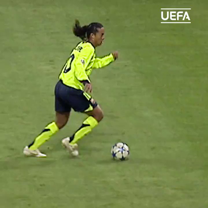 ⏪ Ronaldinho frente a Gattuso 😮
🇧🇷 @10Ronaldinho 👌
#UCL #ThrowbackThursday #TBT