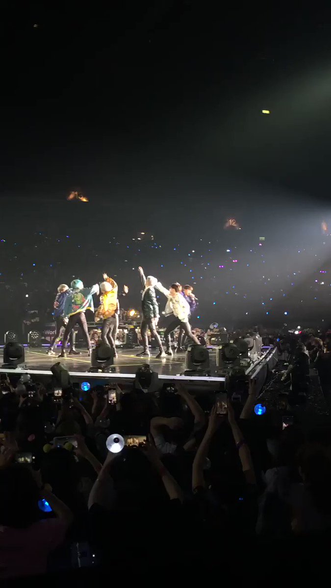 jungkook stood on his hands for a solid second omG
#LoveYourselfinHK @BTS_twt