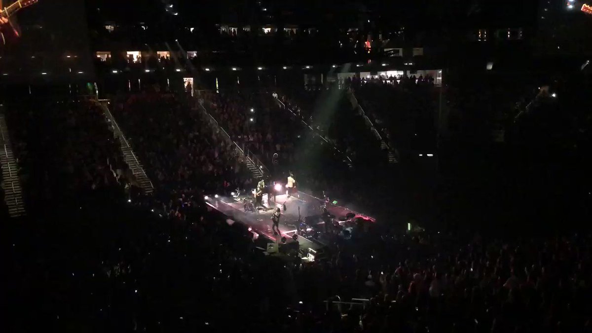 .@MumfordAndSons is one of few who can rock intimate venues AND arenas. They brought incredible energy to #Atlanta last night.... what and awesome night with @CKaszubski_