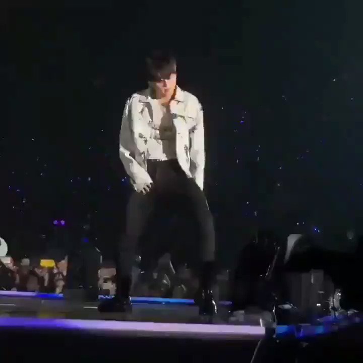 'Peaches and cream
Sweeter than sweet
Chocolate cheeks
And chocolate wings'
😇😇🙃
#정국 #JUNGKOOK @BTS_twt