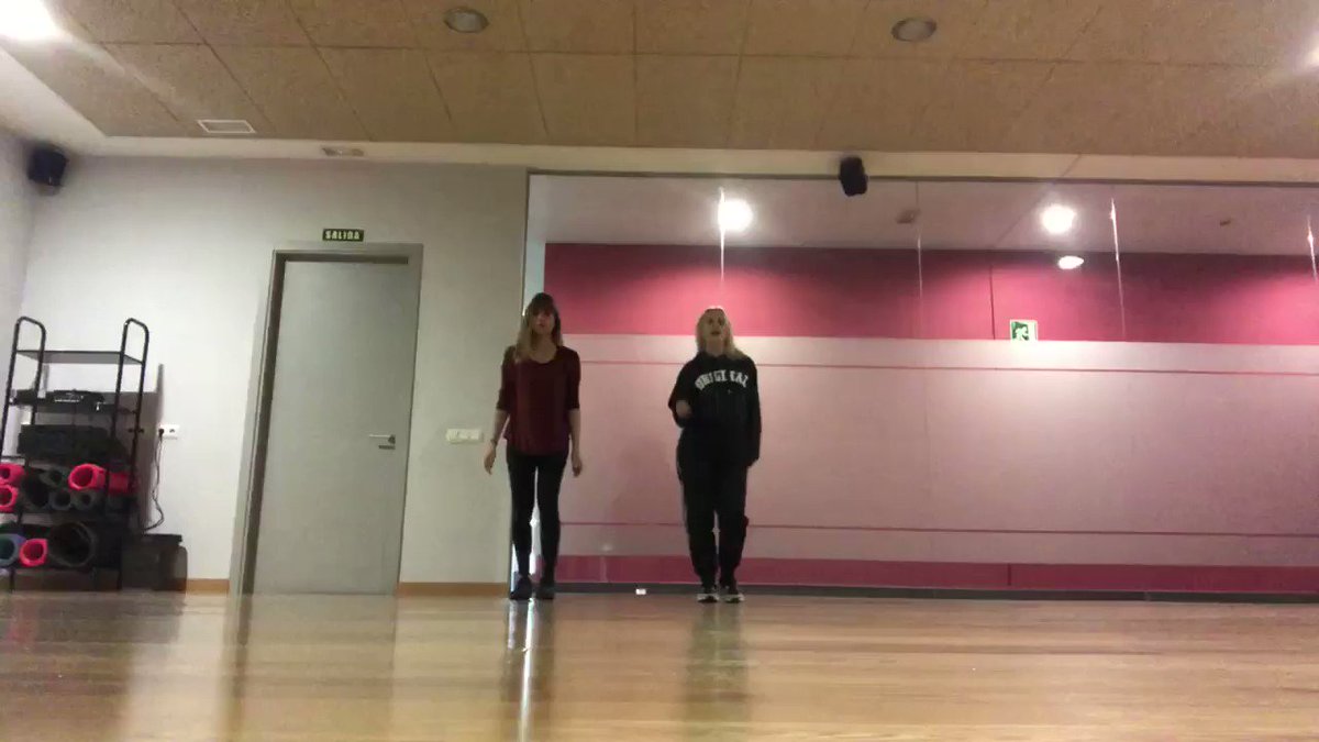 Mira os voy a dejar un súper mini trozo de una parte de la clase hoy.... espero que seamos TODOS CONSCIENTES de que solo estoy aprendiendo y de que simplemente me divierto. Bueno así también podemos ir viendo el avance cuando lleve muchas más clases jajajajaajajaja bueno eso