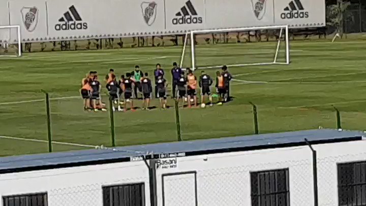 #River. Charla previa de #Gallardo antes del reducido que realizaron en Ezeiza. @NachoScocco32ok no terminó la práctica por una molestia en el gemelo derecho. Casco, bicicleta en el gimnasio y Nacho Fernández, diferenciado porque siente dolor por la patada que recibió de Figal.