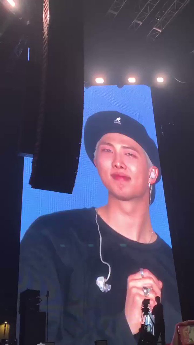 RM’s Ending Ment in HK, Day 2!
J-hope spoke so well in English, so I’ll speak in Korean. Everyone! The sea in Hong Kong is so, tremendously beautiful. So from our hotel, you can see the whole~~sea.