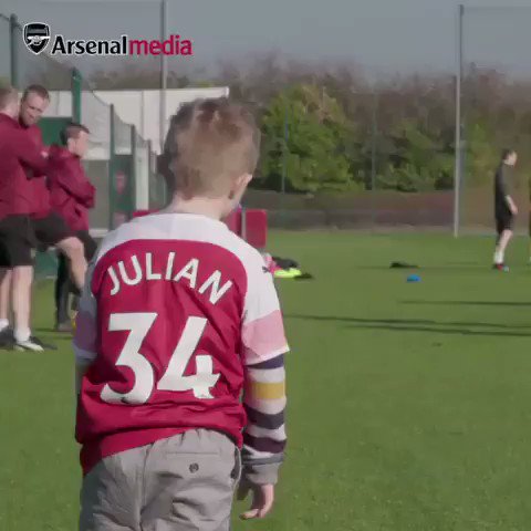 El es Julian, un pequeño fan con Síndrome de Down que se infiltró en los entrenamientos del Arsenal. La reacción de los jugadores vale más de mil sonrisas.