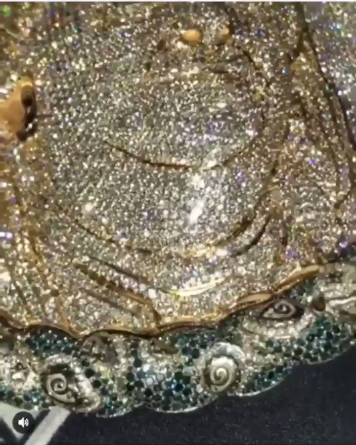 #BlueFace gets a new iced out piece! ๐ ๐ฅถ @bluefacebleedem