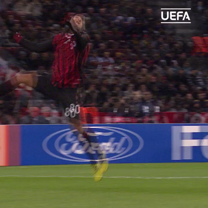 And still he finds a way ๐
@10Ronaldinho | @acmilan | #UCL