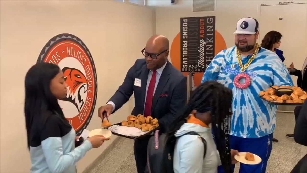 This morning, @dallasmavs ambassador @ChiefDavidBrown and the @ManiAACs served breakfast to hundreds of kids and mentors with @bigthought, @BBBSGREATERDAL & @BigsInBlue at @OWHolmesTigers!
#ThisIsWhyWePlay 💙