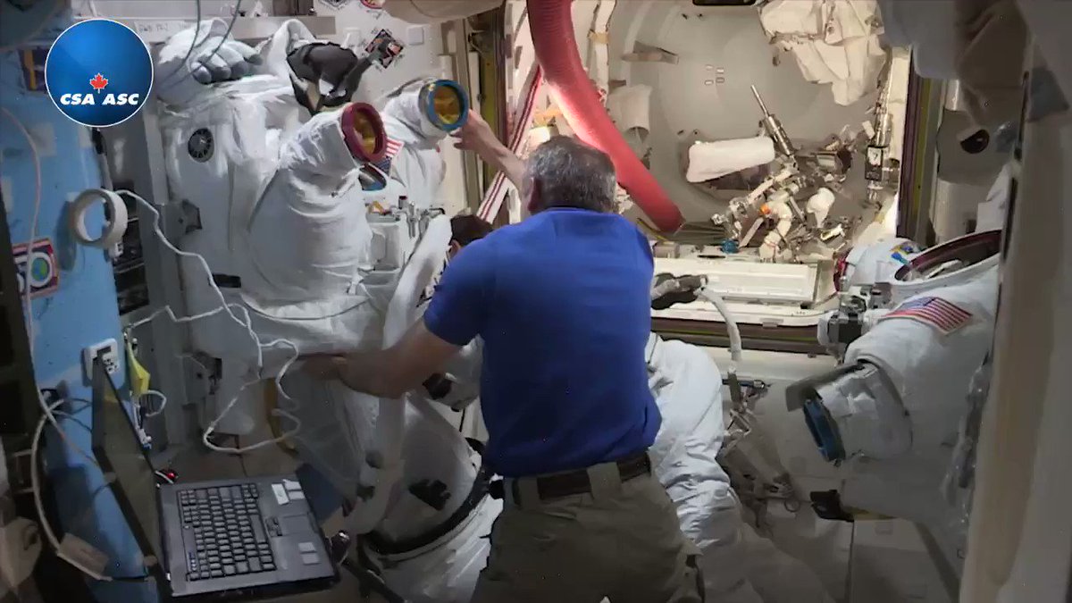 Tomorrow, my friends @AstroHague and @AstroAnnimal are going out for their first spacewalk. Here’s a glimpse at our preparation! // Demain, mes amis Nick et Anne feront leur première sortie dans l’espace. Voici un aperçu de leur préparation! #DareToExplore #OsezExplorer