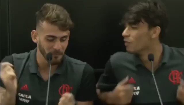 Eu lendo o que tá escrito na camisa do Flamengo