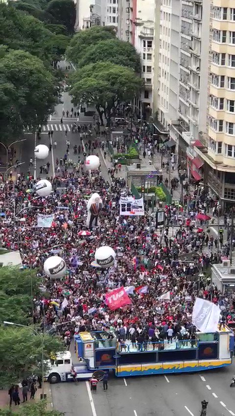 Pequeno protesto em SP contra a reforma de previdência, mortadela custeada com o pouco que resta de dinheiro dos sindicatos. #EuApoioNovaPrevidencia