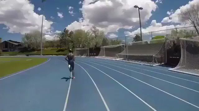 \"No sueñes con ganar, entrena para ello\".-Mo Farah.

Happy birthday Sir! 